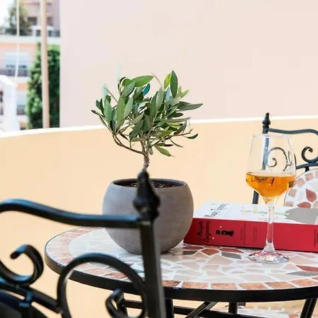Luxury - King Size Bed - Free Parking Apartment *